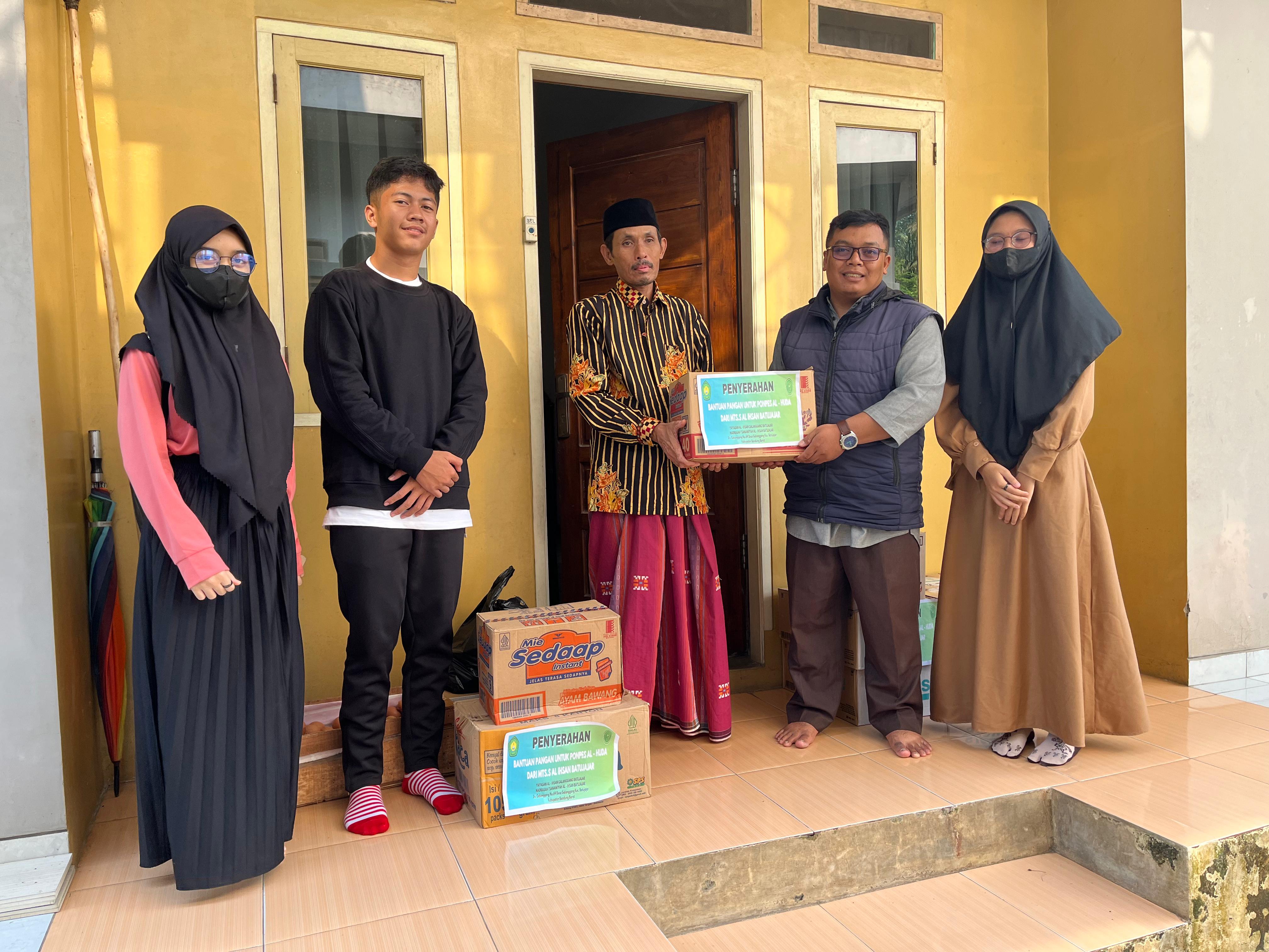 Penyerahan Bantuan Sosial untuk Korban Bencana Longsor di Cipongkor